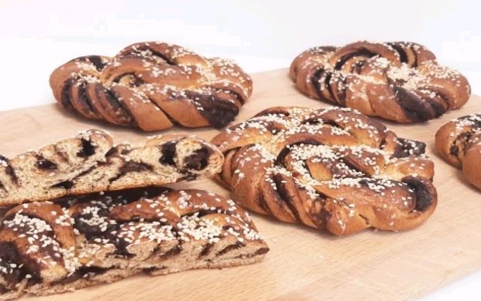 Image for Drożdżówki Graham z czekoladą i sezamem
